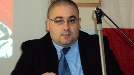 Reggiolo, consiglio comunale vota contro il fascismo: in aula entrano 40 teste rasate