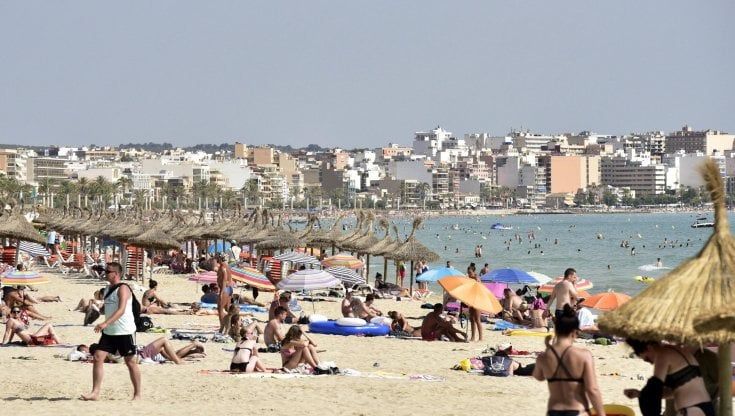 Coronavirus, la variante Delta corre. Maxi focolaio a Maiorca: 850 ragazzi positivi, 3mila in quarantena