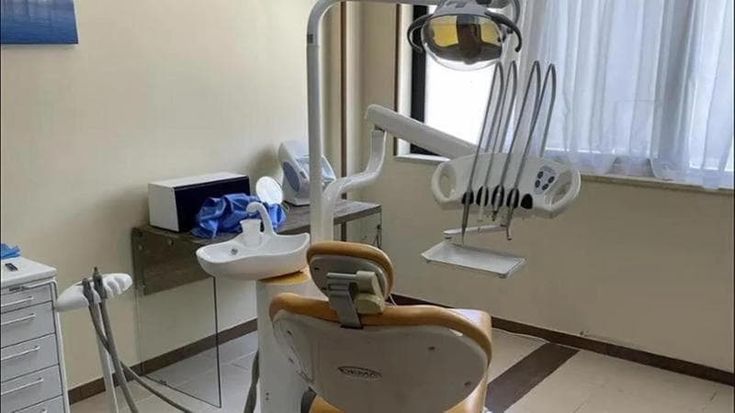 Finto studio dentistico a Vigevano, indagati tre falsi medici: uno anche per molestie a una paziente