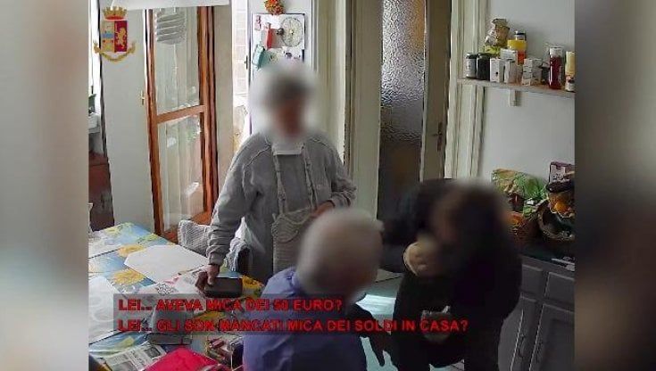 Torino, la telecamera nascosta incastra il truffatore degli anziani 