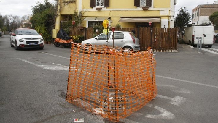 Quadraro, il quartiere che sprofonda tra voragini e cantieri