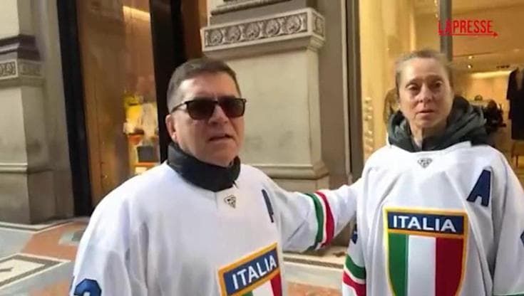 Olimpiadi 2026, cresce l'attesa a Milano: giornalisti, atleti e tifosi affollano piazza del Duomo