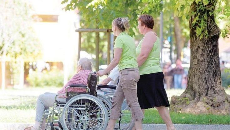 Badanti, silenti ma presenti: sono quasi un milione in Italia, di cui il 60% lavora in nero