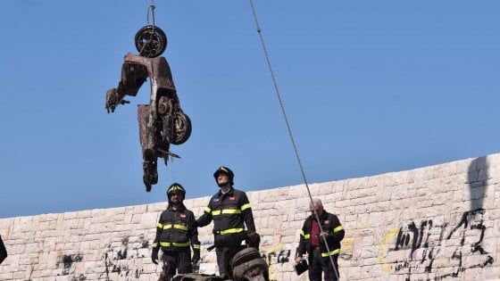Bari, sott'acqua il deposito degli scooter rubati: 10 mezzi recuperati dal fondale del molo