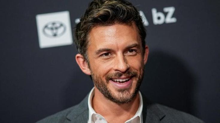 Jonathan Bailey, l’Anthony di “Bridgerton”, è l’uomo più sexy del 2025