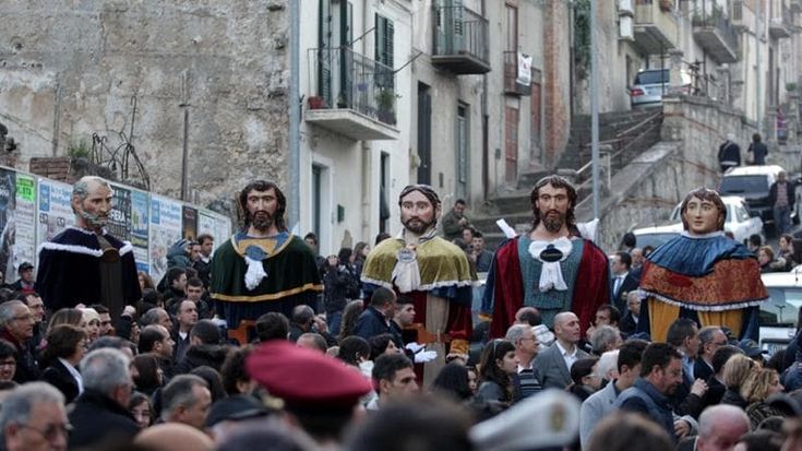 Sepolcri, diavoli e Madonne fashion: guida alla Pasqua in Sicilia