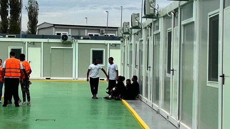 L’ispezione di tre parlamentari nel centro migranti in Albania: “È un lager". I dubbi sui soccorsi in mare