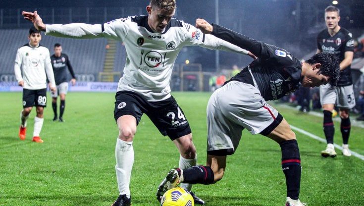 Spezia-Bologna 2-2: nella prima al Picco Nzola illude i liguri, Barrow fallisce al 97' il gol del sorpasso