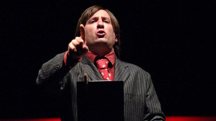 Esilarante e trasformista, Antonio Albanese riempie il palco vuoto con i suoi Personaggi