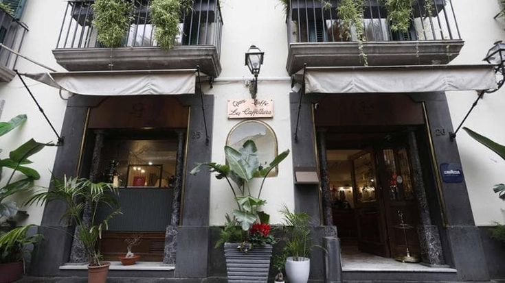 Napoli, La Caffettiera: ultimo giorno tra lacrime, dubbi e speranze. “Chi arriva non la snaturerà”