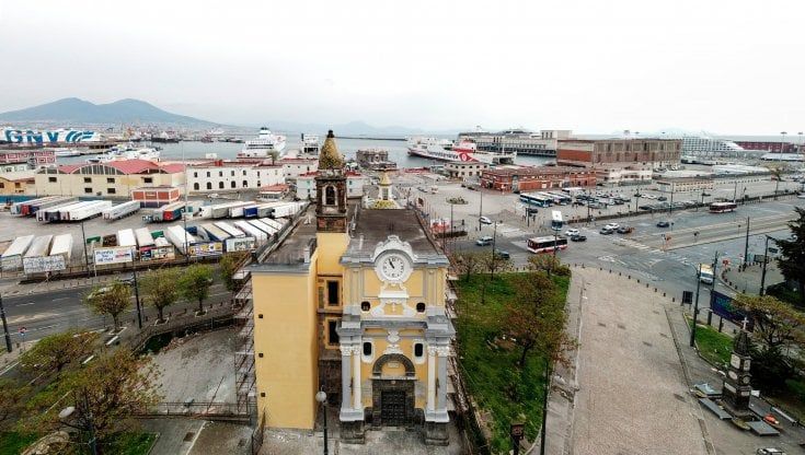 Napoli, il cantiere infinito di Portosalvo: via i ponteggi ma solo dalla facciata