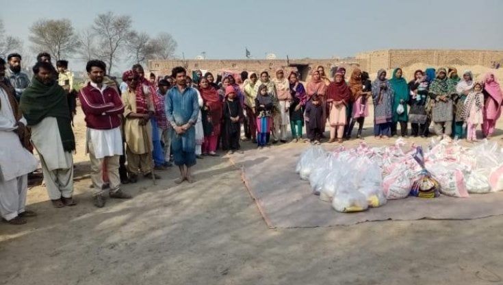 Pakistan, il cibo e i vestiti per gli operai disoccupati delle fabbriche di mattoni 