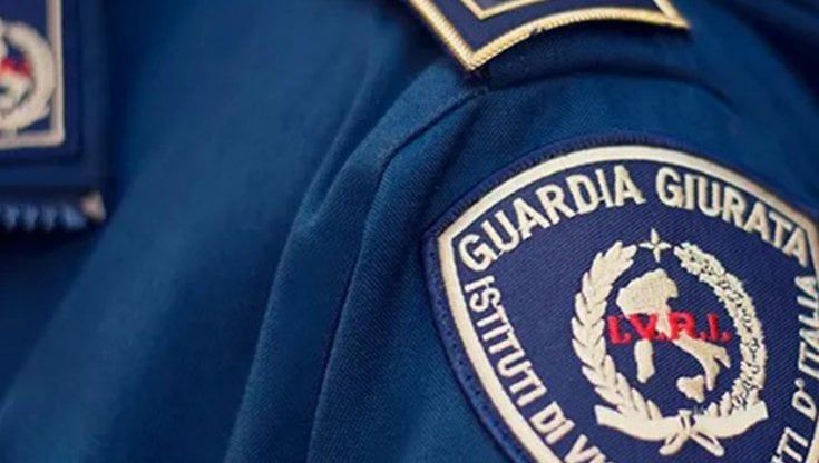 Roma, guardia giurata di giorno e pusher di sera: arrestato. Polizia gli ritira licenza, porto d'armi e due pistole