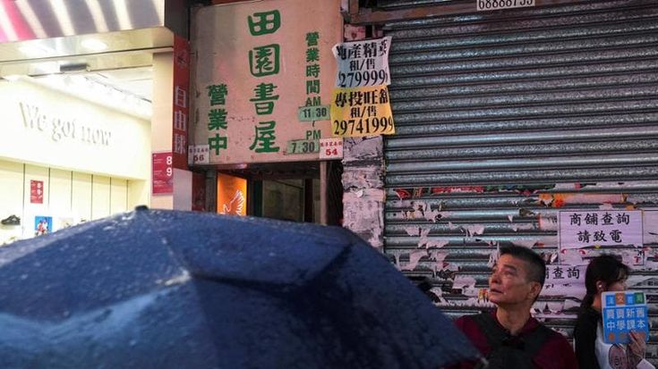 Hong Kong, chiudono tre librerie storiche indipendenti accusate di vendere “titoli sediziosi”