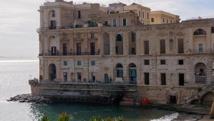 Napoli, restyling Palazzo Donn’Anna: rimosso il cantiere-discarica