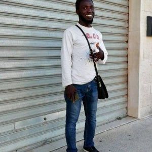 Lecce, immigrato sventa furto inseguendo il ladro: il supermercato gli regala la spesa