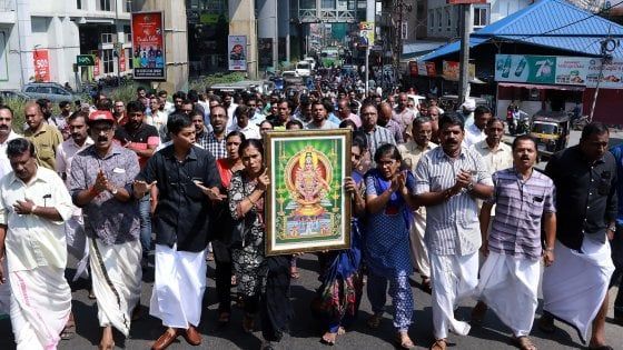 India, donne in un tempio indù: scontri in Kerala