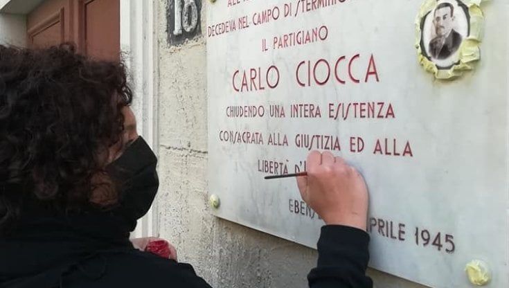 Milano, Iaia e Cecilia le partigiane della memoria con solventi e vernici