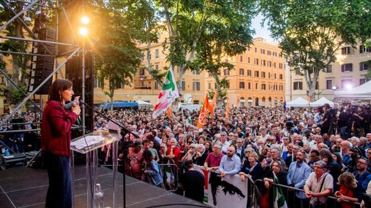 La piazza di Schlein: “Come alle primarie la rimonta è possibile”