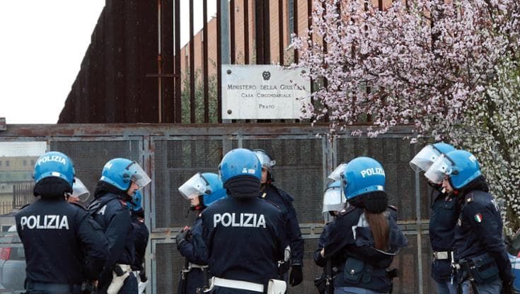Droga, abusi, droni e un omicidio: tutte le violenze dentro il carcere di Prato