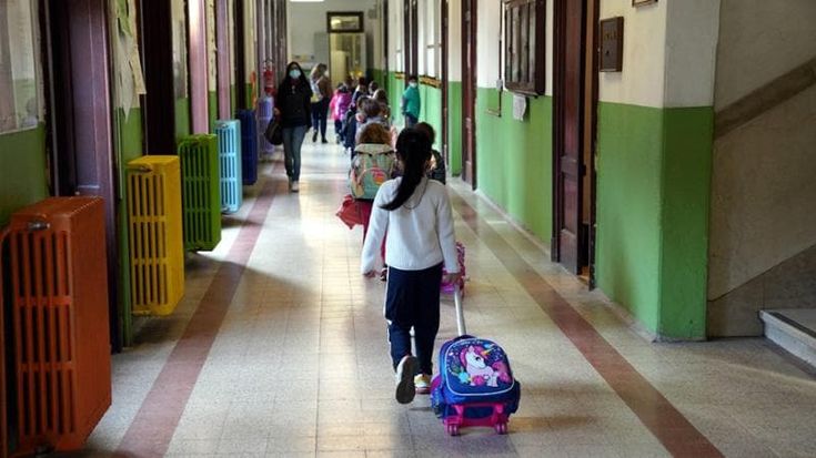 Pasticcio sullo sconto bus: “Serve lo smartphone ma a mia figlia di 11 anni non voglio darglielo”