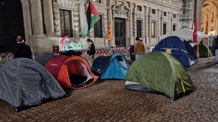 Tende in piazza Scala per il presidio a sostegno della Palestina: “Resteremo qui fino al 4 ottobre”