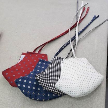 Mascherine con seta di cravatta. L’idea della “Sartoria da Napoli”