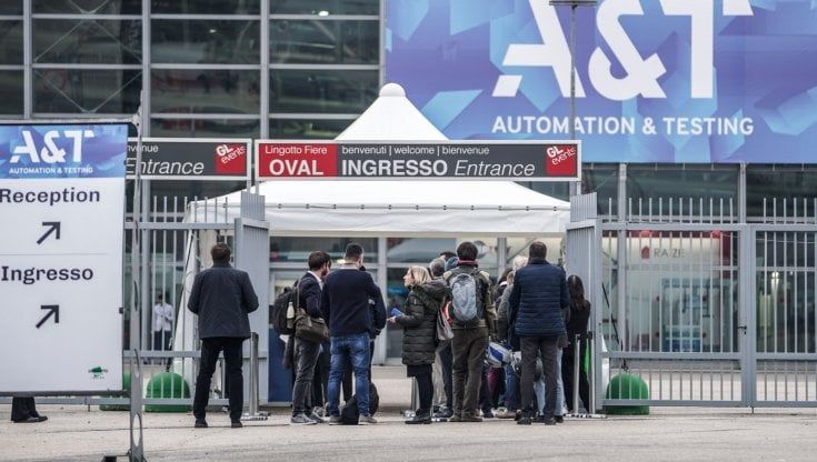 Allarme bomba all'Oval-Lingotto, bonificata la fiera della robotica