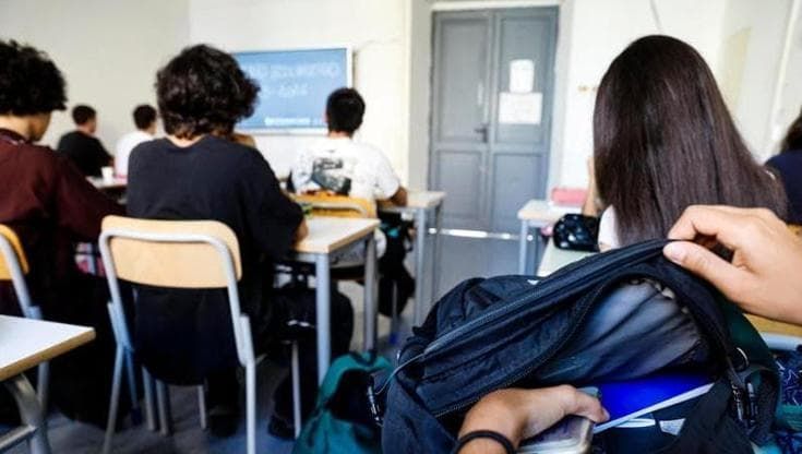 “Papà abusa di me da tre anni”: 15enne si confida con prof, allontanate da casa lei e la sorellina