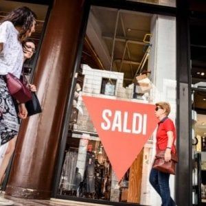 Sicilia, saldi estivi anticipati al primo luglio: ogni famiglia spenderà in media 122 euro