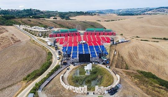 Teatro del Silenzio, la magia si rinnova: Bocelli illumina Lajatico con "Le Cirque"