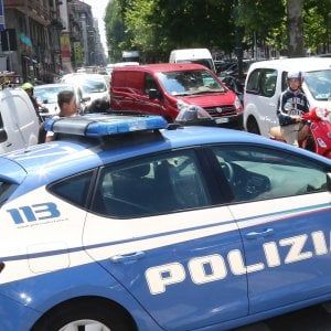 Brindisi, uomo in bici spara contro un passante: gambizzato 57enne