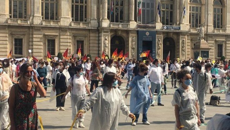 Vaccini, in piazza Castello a torino mille camici bianchi obiettori: "Libertà di scelta"