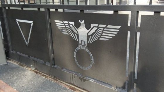 Aosta, aquila nazista sull'ingresso di casa: la procura sequestra i cancelli