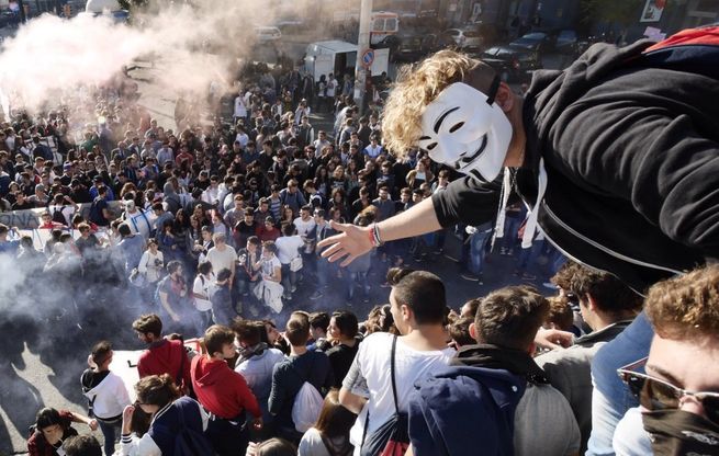 Da piazza Garibaldi a piazza Carlo III, la manifestazione contro con il Jobs Act