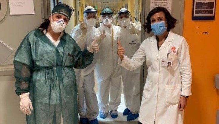 Vaccini, il ritorno alla vita dopo l’iniezione. “Vediamo la luce, ma non è finita”