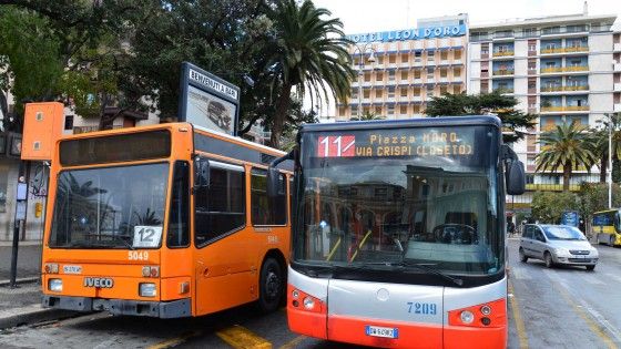 Autisti assenteisti, blitz del sindaco in officina: "Fico chi lavora". "Ma non siamo fannulloni, siamo eroi"