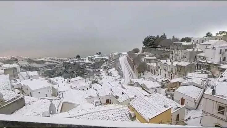 Previsioni meteo, freddo eccezionale. Il maltempo concede una breve tregua ma nel weekend torna l’allerta nubifragi
