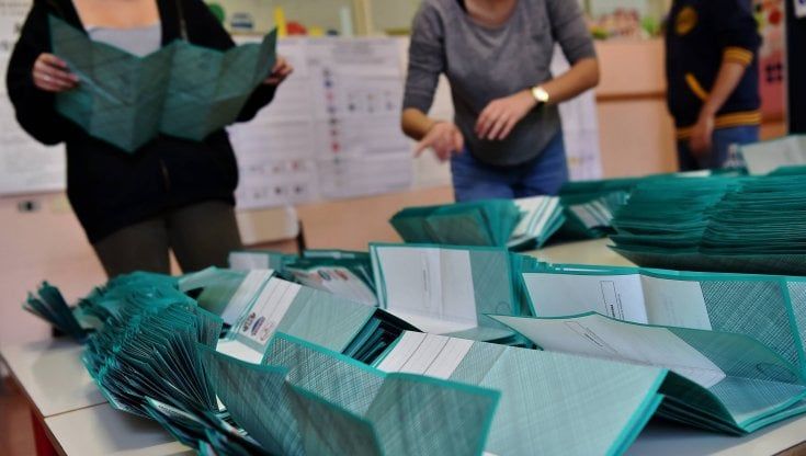 Campania, terremoto elezioni: 33 seggi in meno, lotta tra i big 