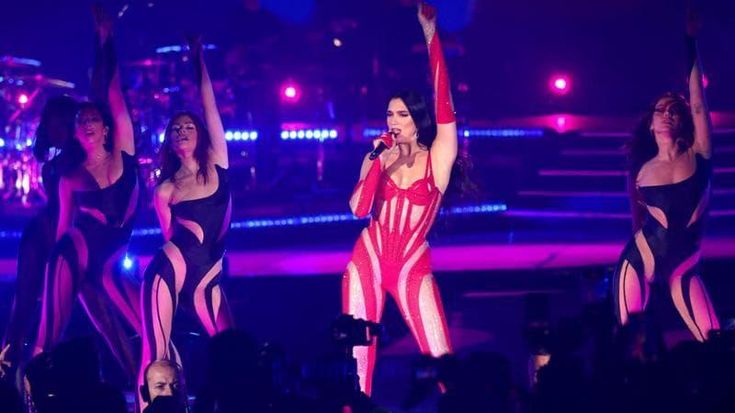 Milano Cortina, spot con Dua Lipa in Galleria: “Le Olimpiadi saranno fantastiche. Ci vediamo lì”