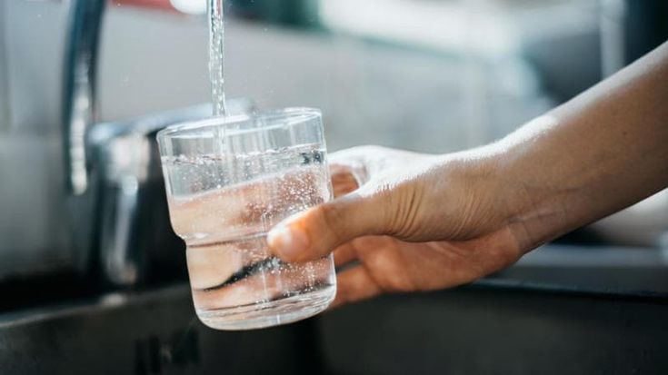 L’acqua del rubinetto è sicura? I nuovi controlli per garantirne la qualità fino al bicchiere