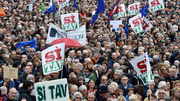 Sì Tav, una piazza di borghesi: ecco l'alibi di Grillo