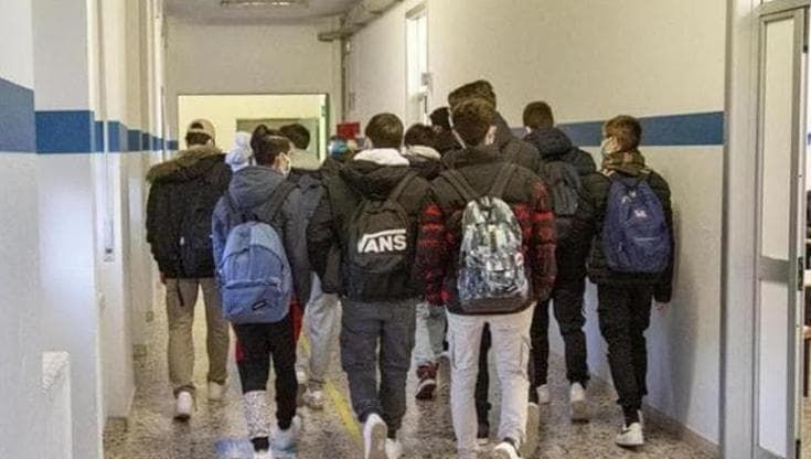 Salento, allarme scabbia nelle scuole e il sindaco le chiude: “Igienizzazione a tappeto”