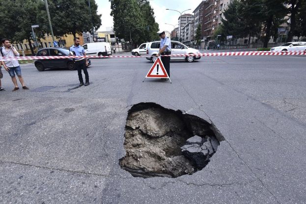 Torino, si apre una voragine in corso Lecce: mistero sulle cause