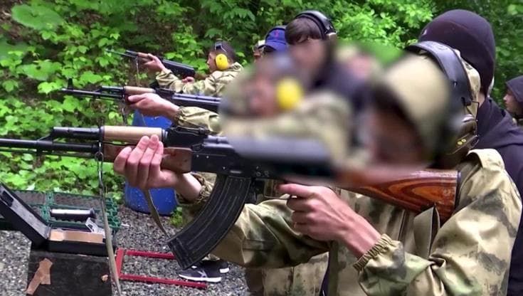 Russia: studenti in mimetica a lezione di guerra, con pistole e fucili d'assalto