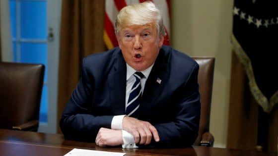 Trump cambia versione: "La Russia ha interferito, credo agli 007"