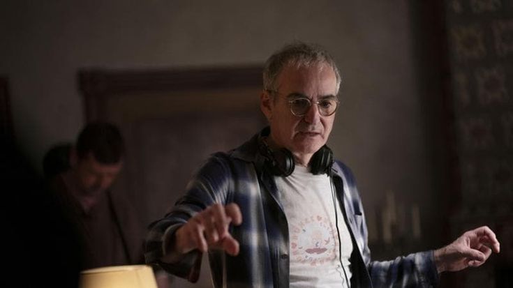 Olivier Assayas a Venezia 82: “Il mago del Cremlino va oltre Putin, è la politica di oggi”