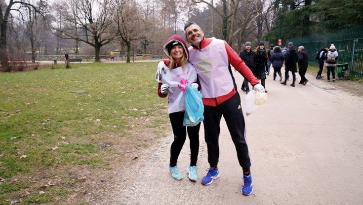A Milano arriva la moda del "plogging": i volontari del decoro puliscono i parchi mentre corrono