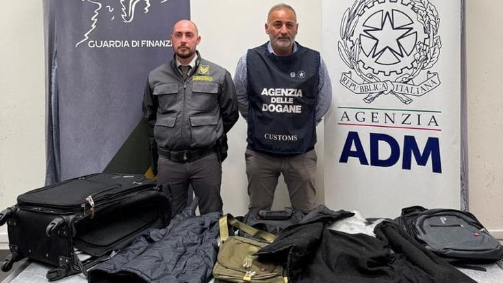 Nove chili di cocaina nello zaino e nel gilet: corriere dal Sudamerica bloccato a Caselle