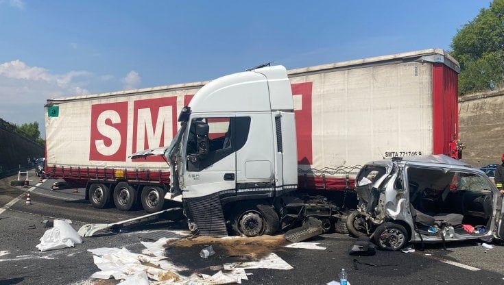 Tir fora la gomma e sbandando travolge un'auto con una donna e il figlio 11enne, feriti nello scontro